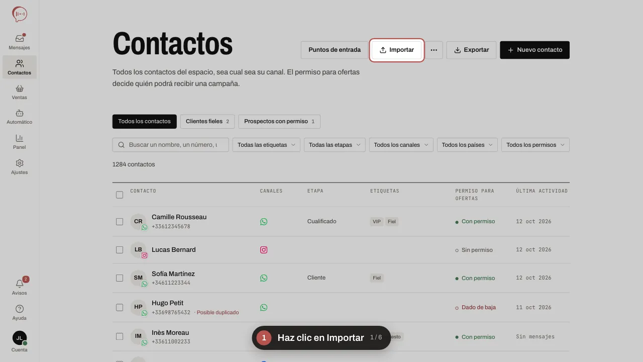 Animación en seis pasos: Importar; elegir el archivo CSV; comprobar la columna de cada encabezado; indicar el permiso para ofertas y marcar la certificación; Importar y leer el resumen; filtrar la lista y, después, Guardar como segmento