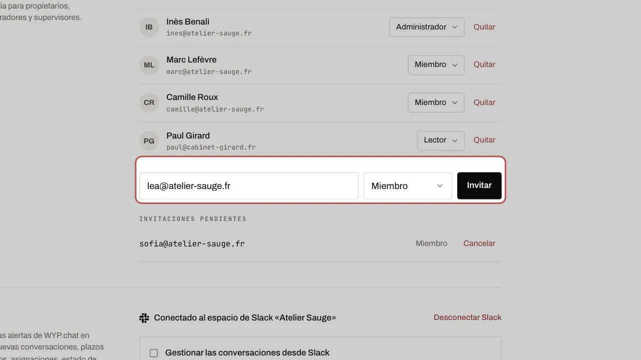 Escribir el correo, elegir el rol y hacer clic en Invitar